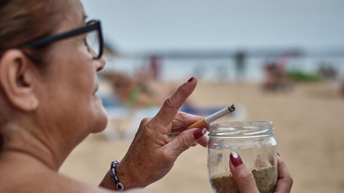 Una ciudadana fuma en la playa de Las Teresitas.