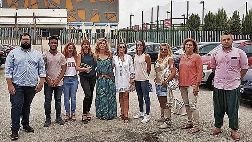 César Moquete, segundo por la izquierda, ayer junto a sus alumnas y miembros de Ben Amics.