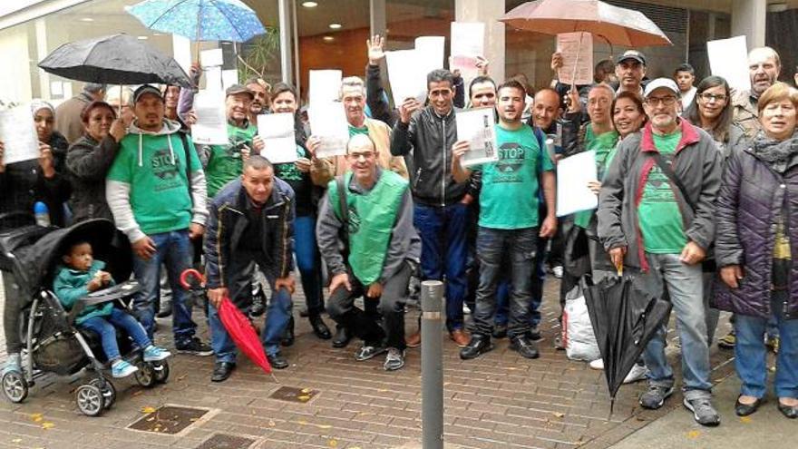 Membres de la PAHC van donar suport a la gent que ahir era a Fòrum per demanar un habitatge protegit