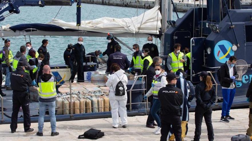 Prisión provisional para los dos hombres detenidos con 4.000 kilos de hachís en aguas de Ibiza