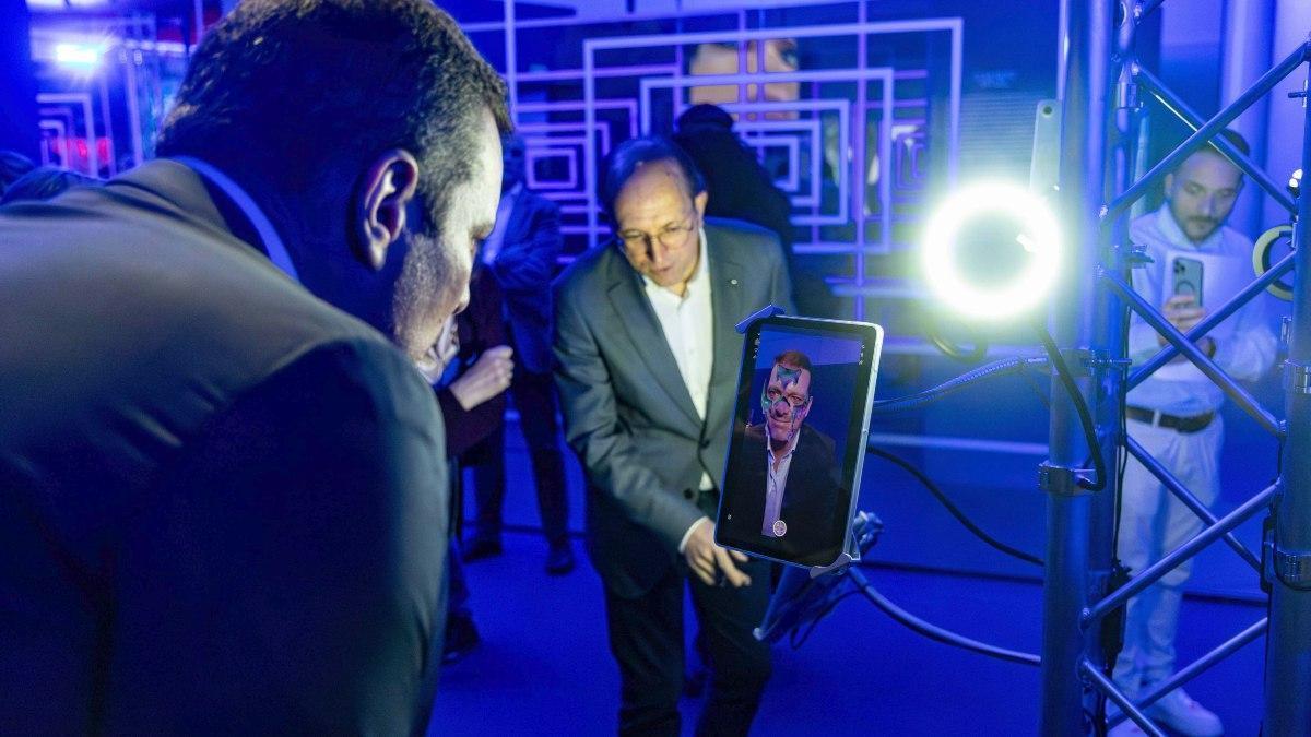 López Campos, visto según una pieza  de la muestra del Museo Centro Gaiás con la ayuda de Anxo Lorenzo.
