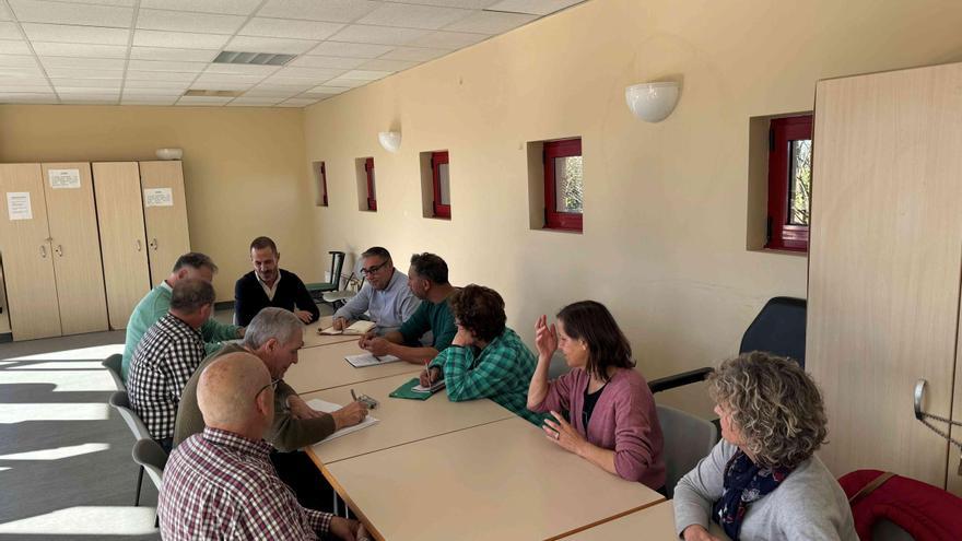 El Grupo Vecinal de Carbayín Alto plantea sus demandas al alcalde de Siero