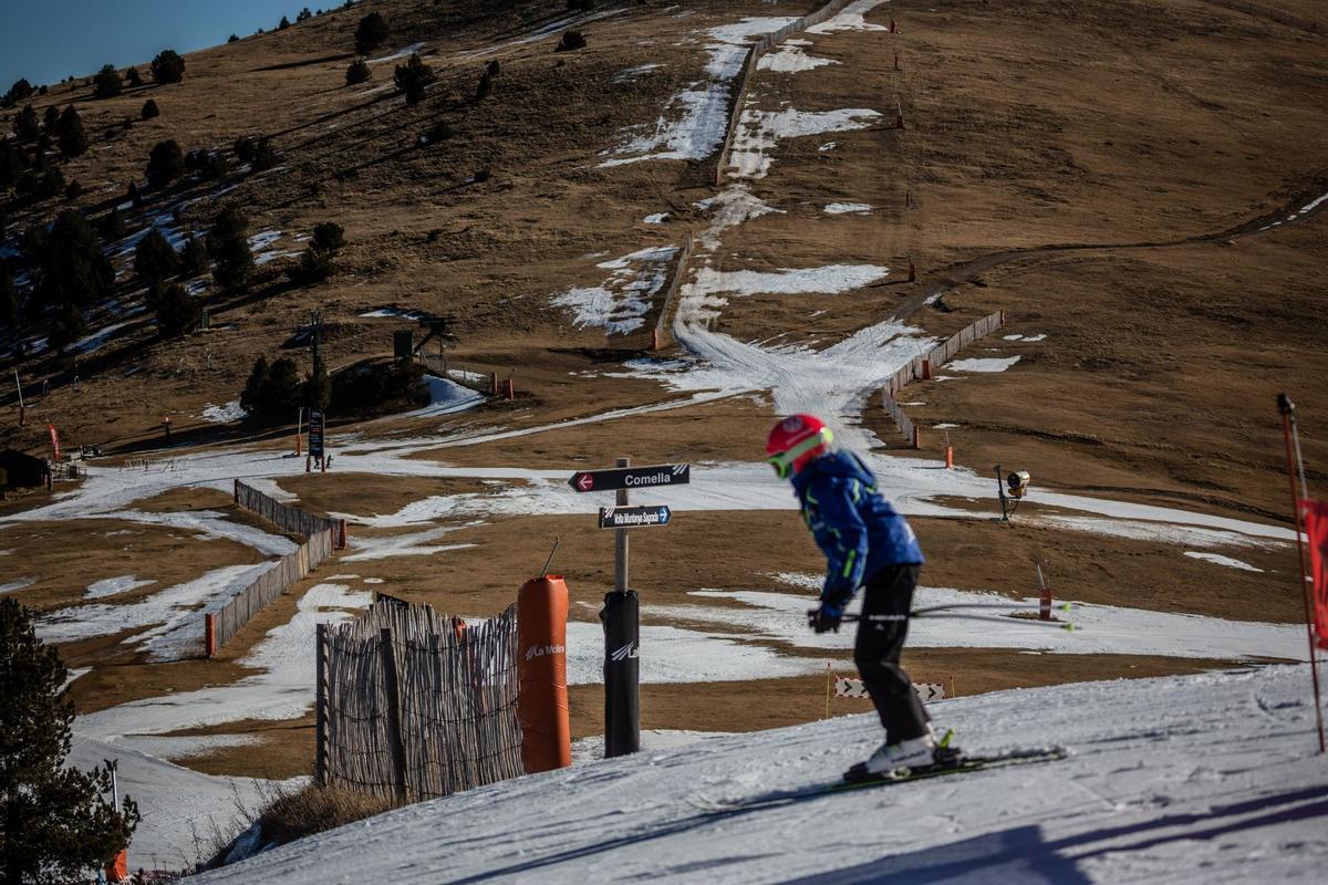 El aumento de las temperaturas significa que la gran mayoría de las estaciones de esquí del mundo ya dependen de la nieve artificial para aumentar la capa de nieve y prolongar la temporada, pero una racha récord de clima templado a fines de diciembre significa que incluso la nieve artificial ya no es posible en algunas áreas como en La Molina