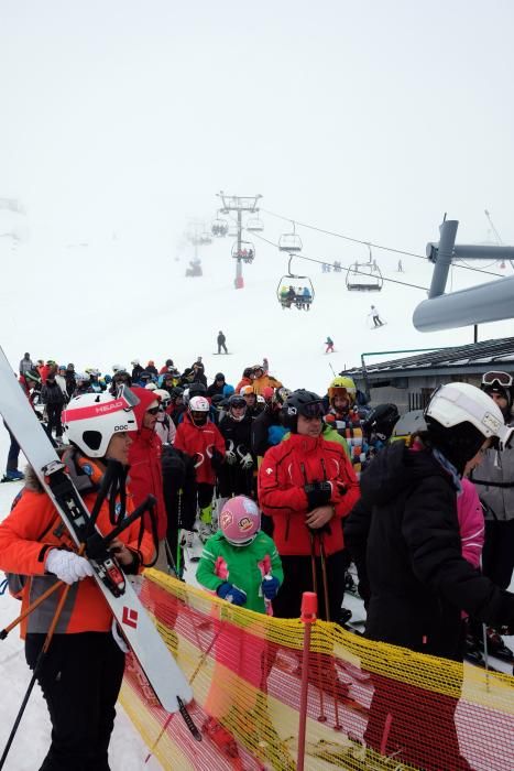 Multitud de esquiadores en Pajares en el domingo tras el temporal de nieve.