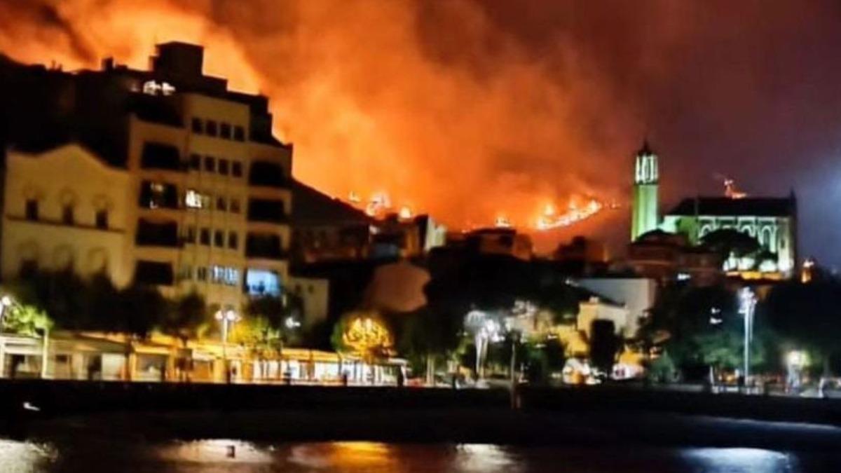 El incendio visto desde Portbou.