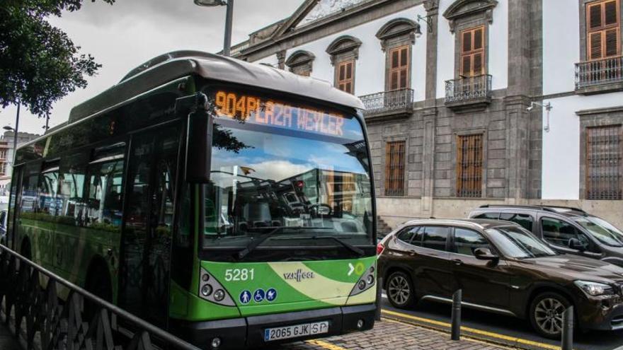 Una guagua de Titsa circula frente a la Capitanía General de Santa Cruz de Tenerife.