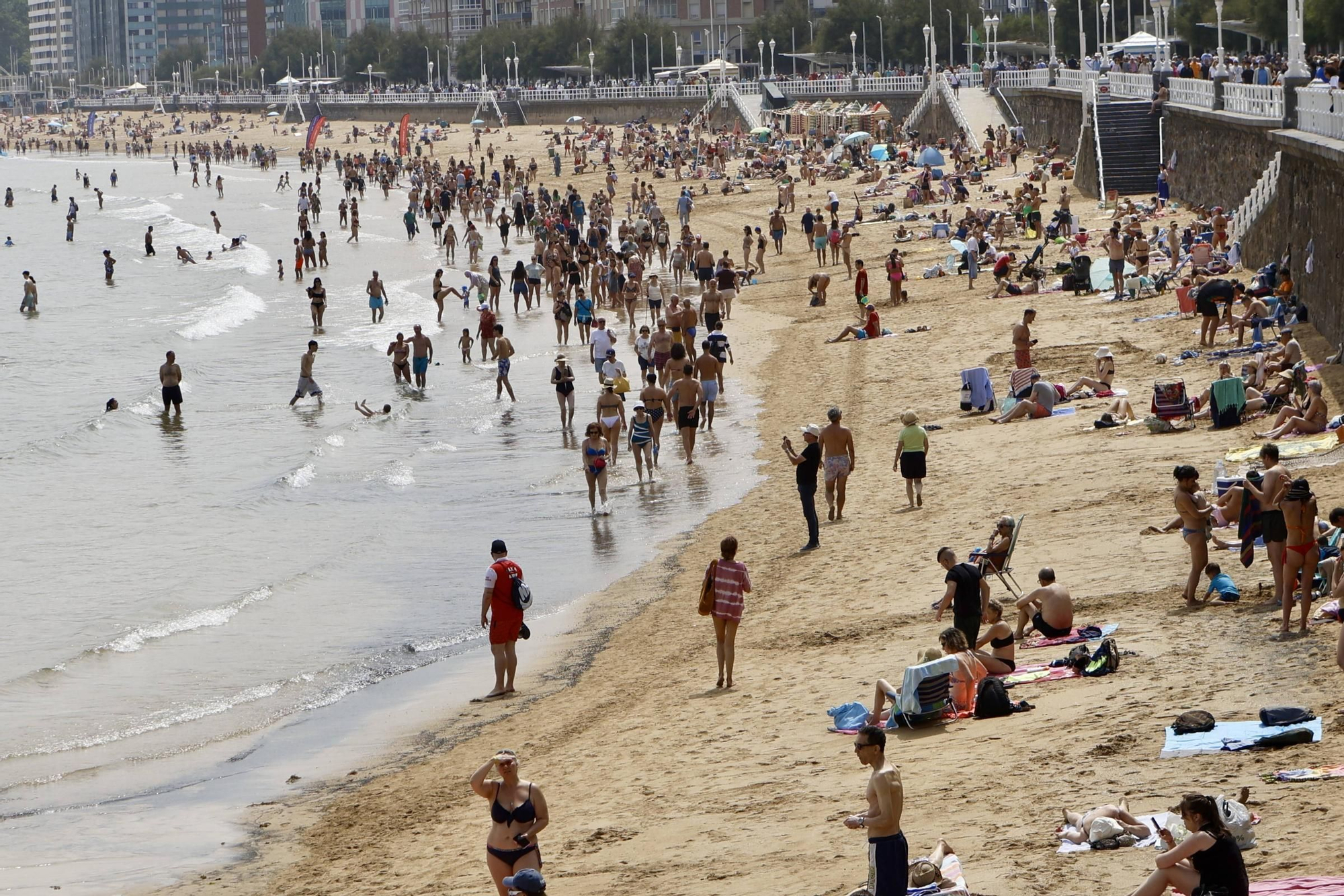 Ni la arena ni las medusas... esto es lo que más preocupa a los bañistas de la playa de San Lorenzo en Gijón (en imágenes)