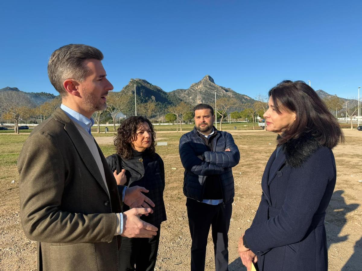 Soler y Armendia charlan en el solar proyectado para el instituto.