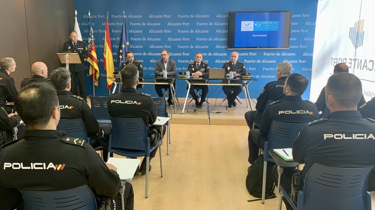 Curso de seguridad en puertos organizado en Alicante por la Policía Nacional.