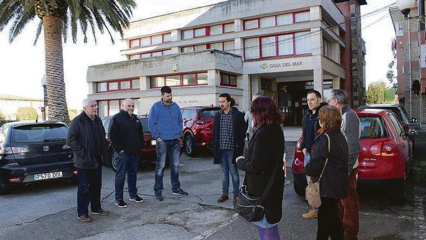 Andrés Fernández, cuarto por la izquierda, ayer, en Figueras, junto a representantes vecinales.