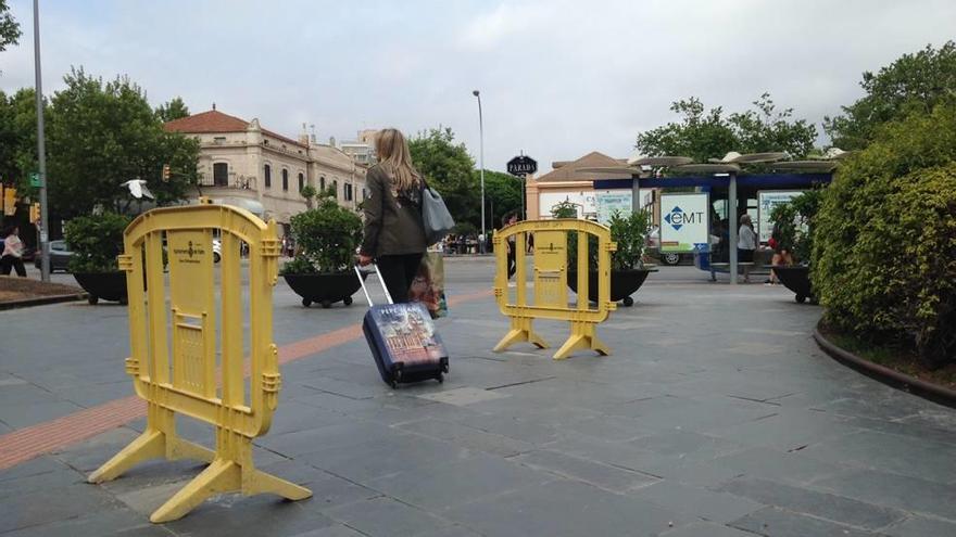 Retiran unas veinte baldosas rotas de la plaza de España