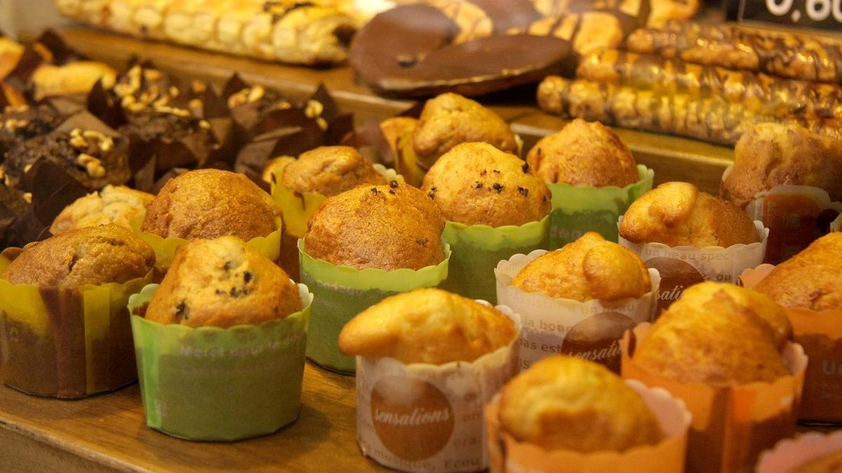 Bollería en la vitrinada de una confitería