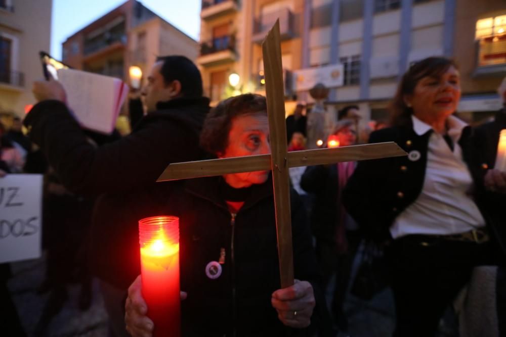 Unos 300 vecinos se concentran en la plaza de España para defender la Cruz ante su inminente retirada y con un espectacular despliegue de Guardia Civil para evitar incidentes.