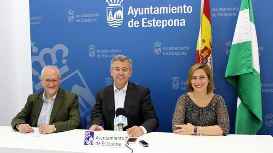 El delegado del área Sociocultural, Blas Ruzafa, el alcalde de Estepona, José María García Urbano, y la edil de Bienestar Social, Begoña Ortiz.