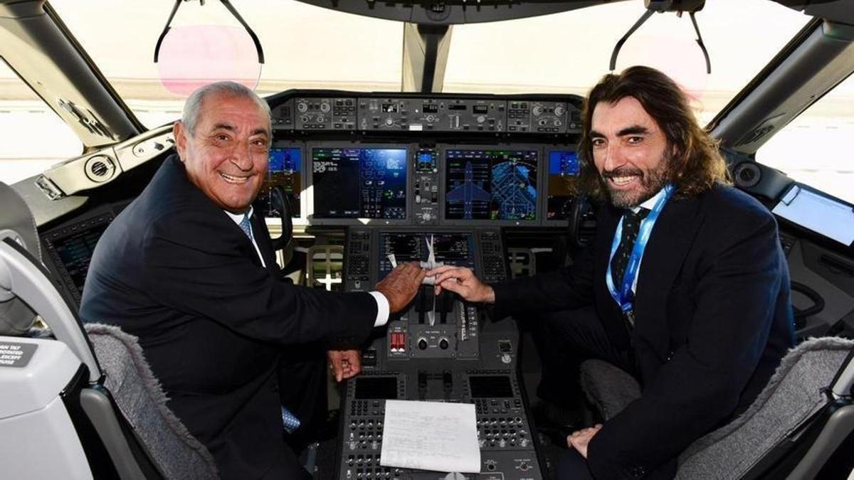 El presidente y fundador de Globalia, Juan José Hidalgo, y su hijo Javier, en un avión de Air Europa.