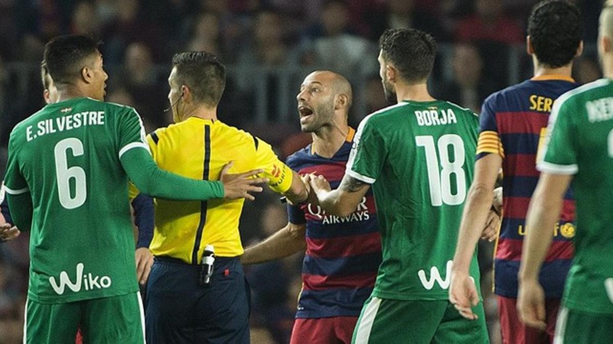 Futbolistas del EIbar, durante un encuentro ante el Barça