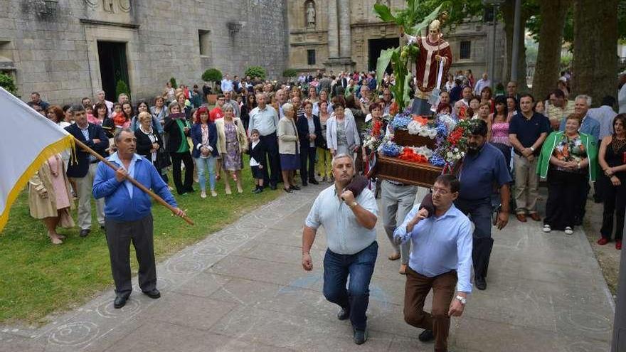 Inicio de la procesión en honor a Santa Trahamunda, aye,r en el monasterio.