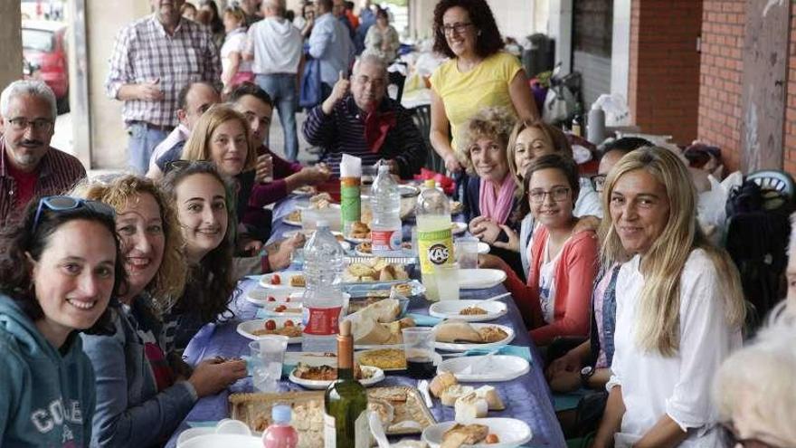 Moreda se atechó de la lluvia para su comida vecinal