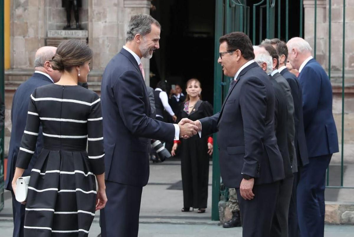 La reina Letizia con moño bajo en su visita a Perú