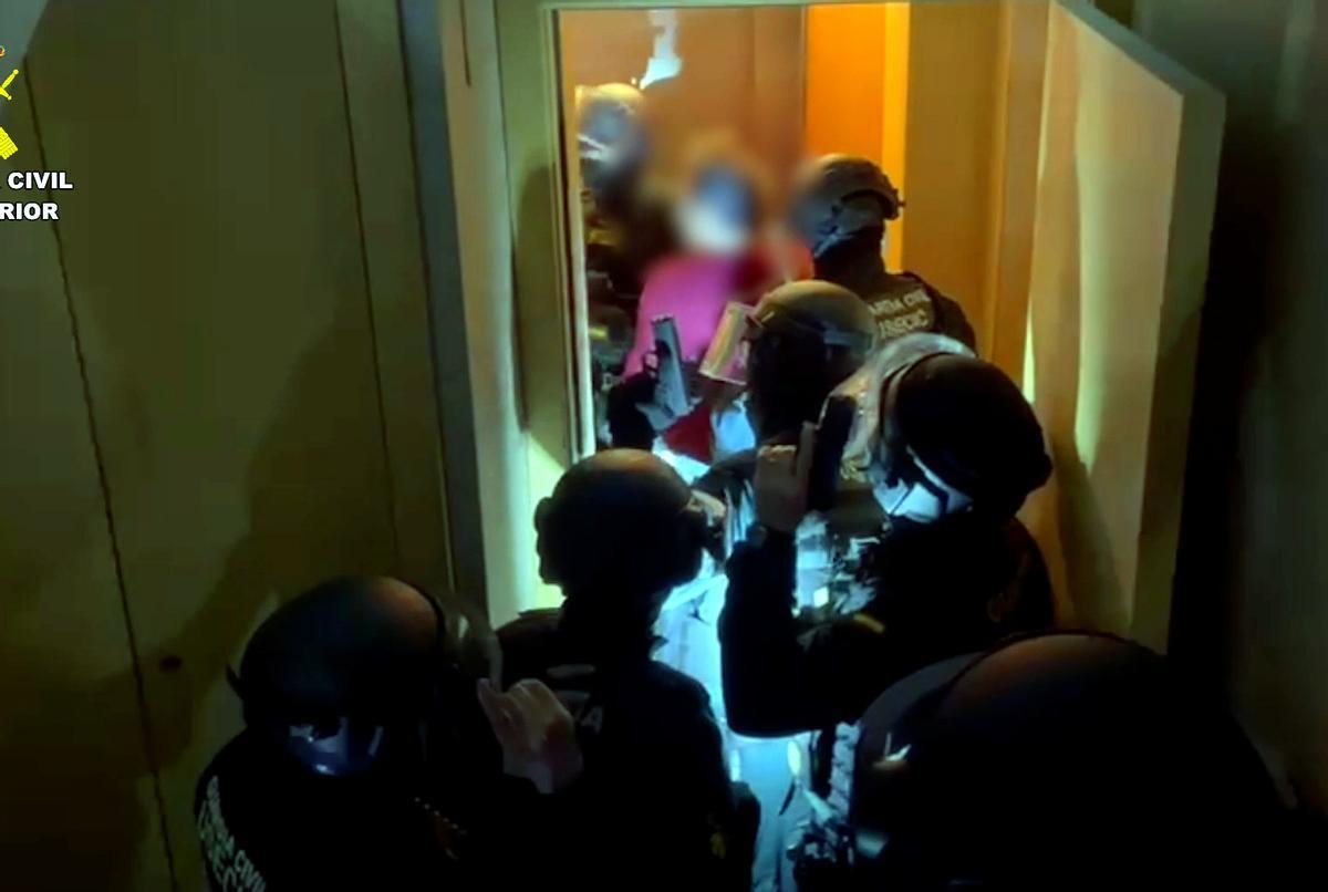 Entrada policial en un pis durant l'operació