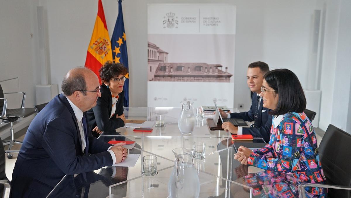 La alcaldesa Darias mantiene un encuentro con el ministro de Cultura, Miquel Iceta.