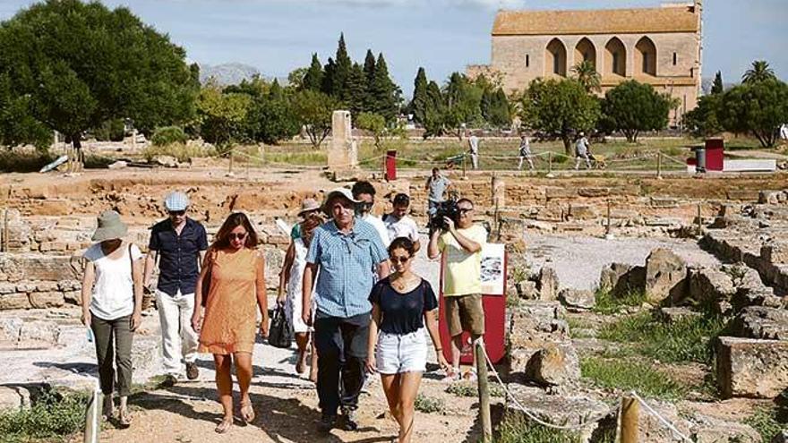 Armengol, acompañada por Miquel Cau, recorre las ruinas.