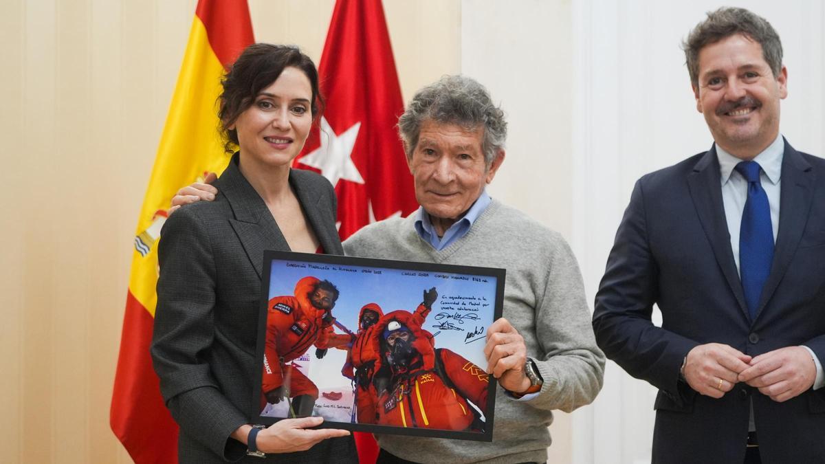 Díaz Ayuso recibe al alpinista Carlos Soria tras coronar la cumbre del Manaslu en Nepal con 86 años.