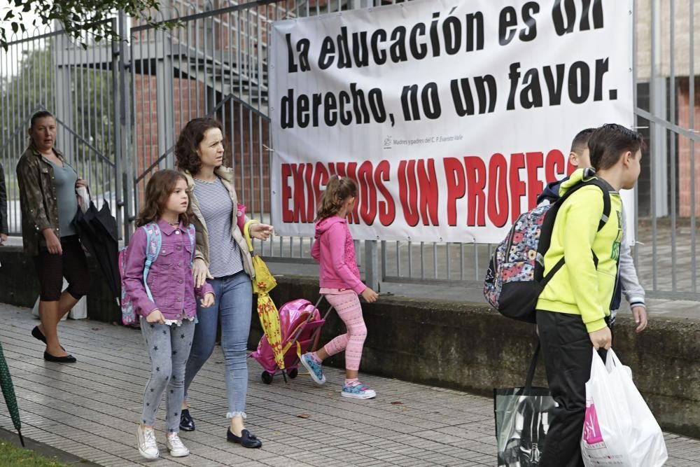 Inicio del curso con protesta de familias en el colegio Evaristo Valle del Polígono de Pumarín (Gijón)