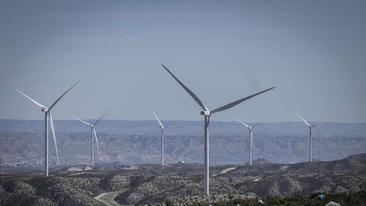 Aerogeneradores de un parque eólico de la provincia de Zaragoza, el territorio de España con más potencia de esta energía renovable.