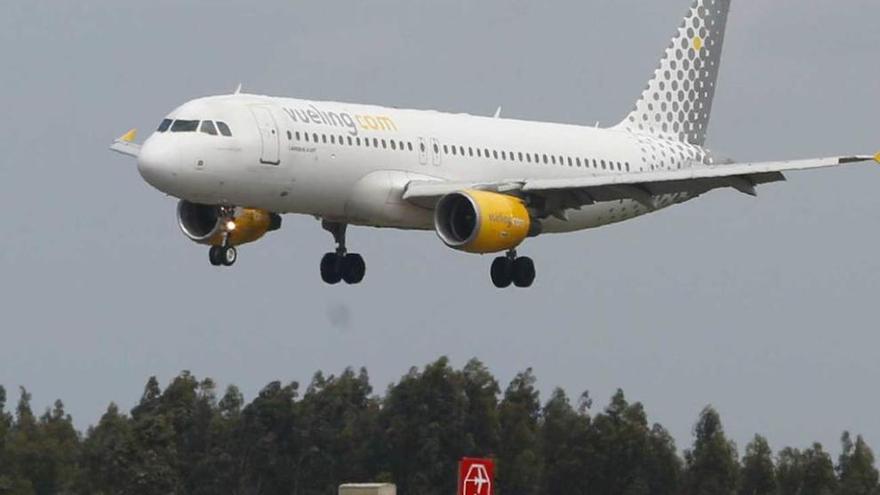 Un avión de Vueling, aterrizando en Asturias.