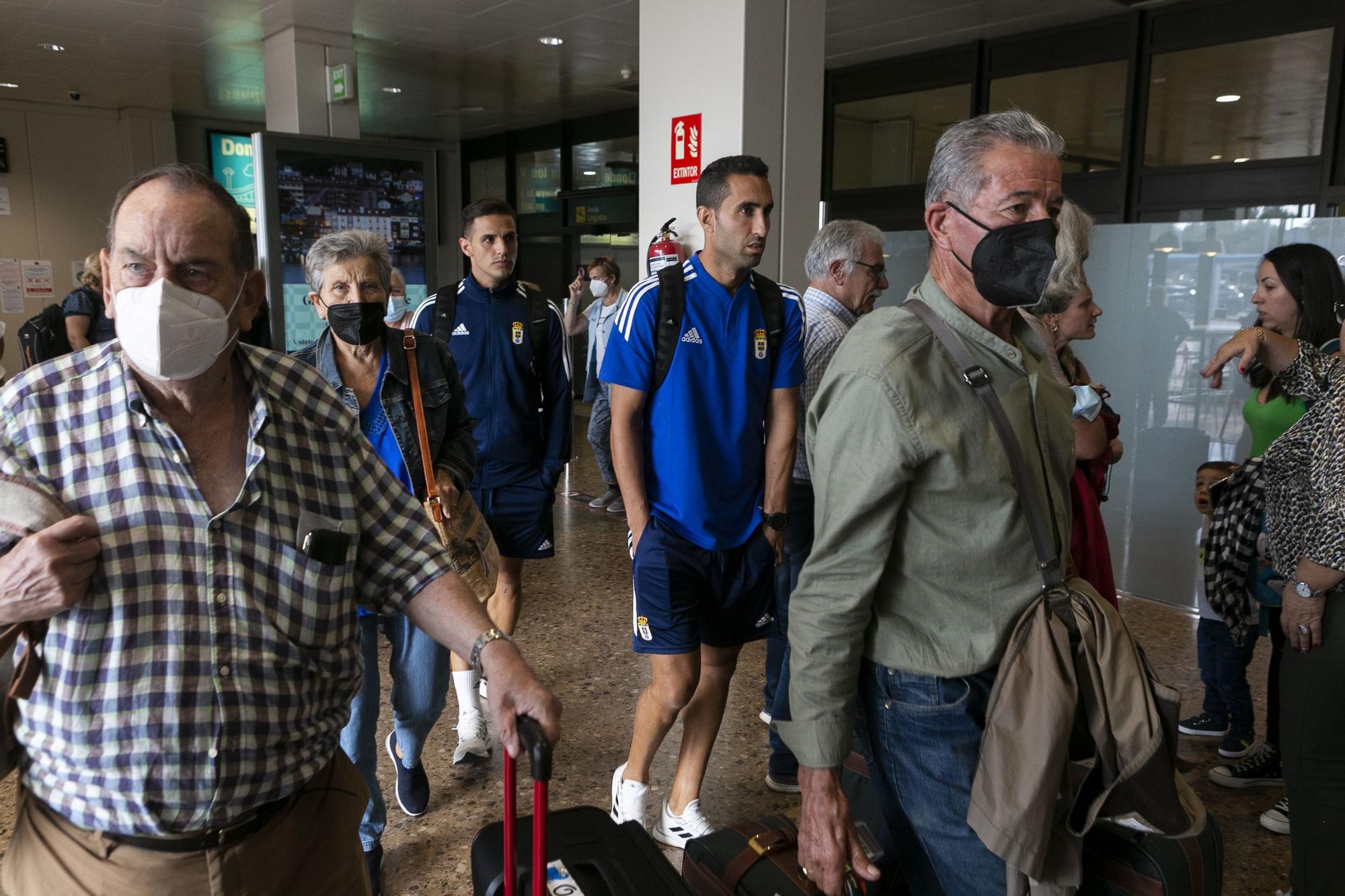 EN IMÁGENES: El Real Oviedo pisa suelo asturiano tras la destitución de Bolo y Tito Blanco