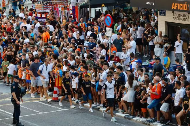 Ambientazo en Mestalla para recibir al Valencia antes del partido ante el Torino