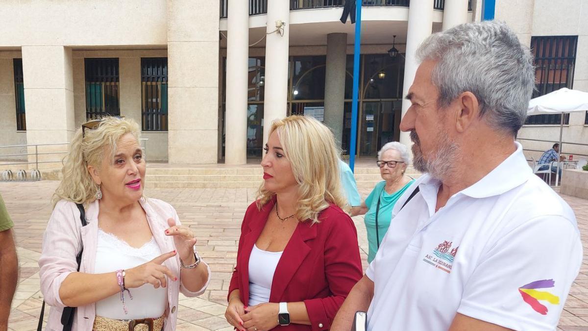 Representantes de Izquierda Unida de Rincón de la Victoria y Málaga y del colectivo memorialista La Desbandá, junto al Ayuntamiento de Rincón