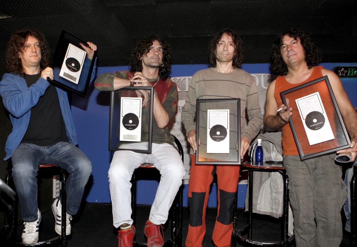 MD40. MADRID, 25/09/08.- El líder de Extremoduro, Robe Iniesta (2 dcha), y el resto de los integrantes del grupo muestran el disco de oro que han conseguido por la venta anticipada de 40.000 ejemplares de su nuevo álbum, La ley innata, unos días antes de su salida al mercado. EFE/J.L. Pino. GRUPOS MUSICA , GM  EXTREMODURO  , DISCO  LA LEY INNATA  , ENTREGA DISCO DE ORO _ PUBLICADA EPC 04/10/2008 P 61 _ GENERAL, PLANO