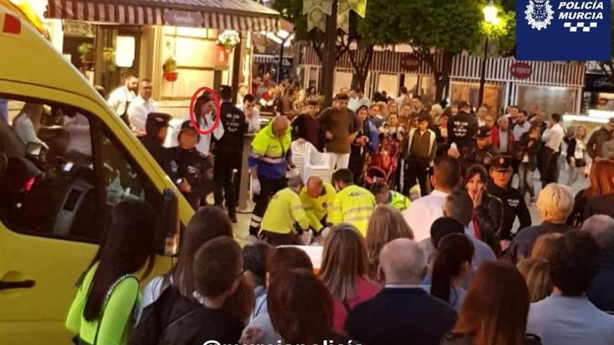 Una joven salva la vida de un hombre que cayó inconsciente en la Plaza de las Flores