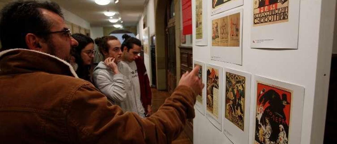 Un grupo de visitantes, viendo los carteles.