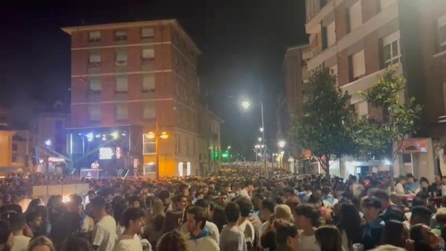 Ambientazo en El Carmín más nocturno: así fue la noche festiva en el centro de la Pola