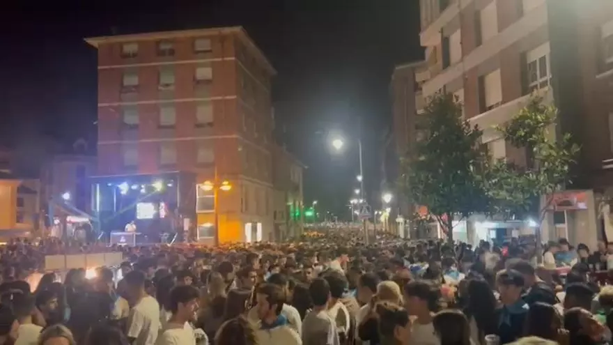 Ambientazo en El Carmín más nocturno: así fue la noche festiva en el centro de la Pola