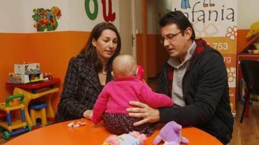 En Málaga hay 35 centros que acogen a menores, aunque muchos de ellos viven con familias de acogida, como Maite y Miguel Ángel y Juan y Sandra, que han incorporado a sendos niños a sus vidas, que ahora, según ellos, son más completas.