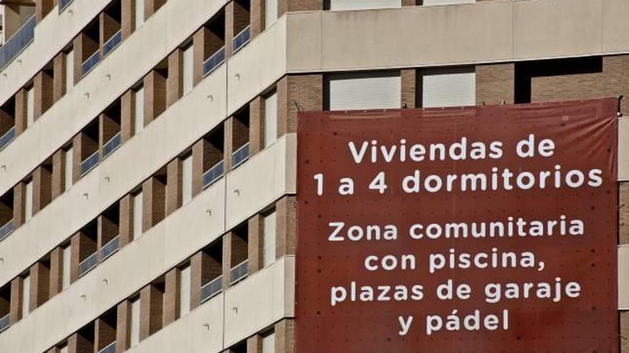 El cartel de una promoción de viviendas en Alicante