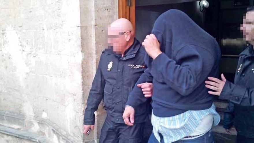 Dos policías trasladan al funcionario de prisiones encarcelado por su implicación en la trama corrupta, ayer.