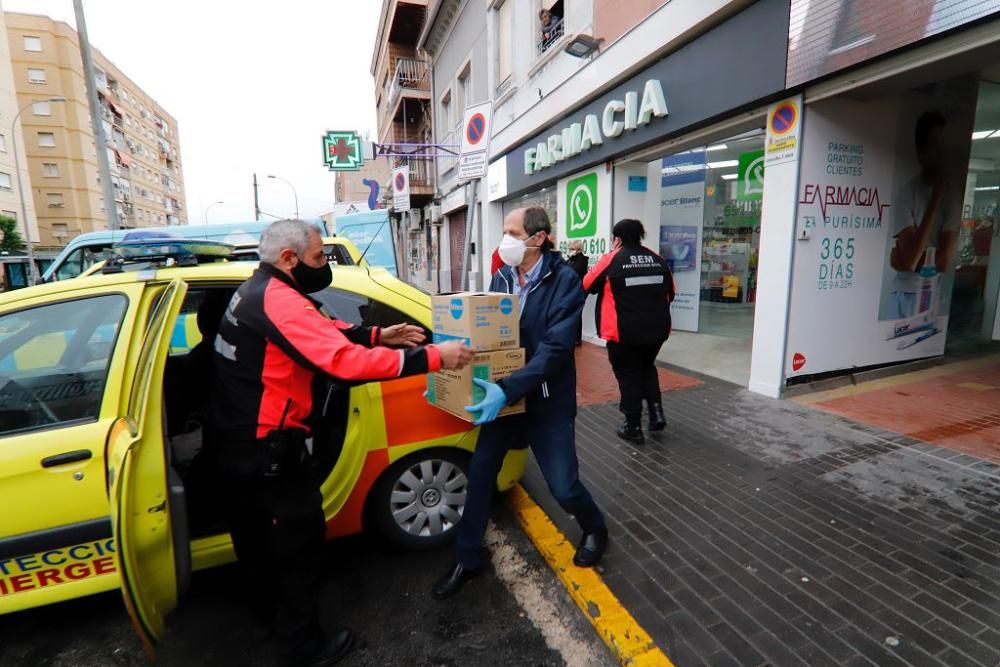 Reparto de mascarillas en Barriomar