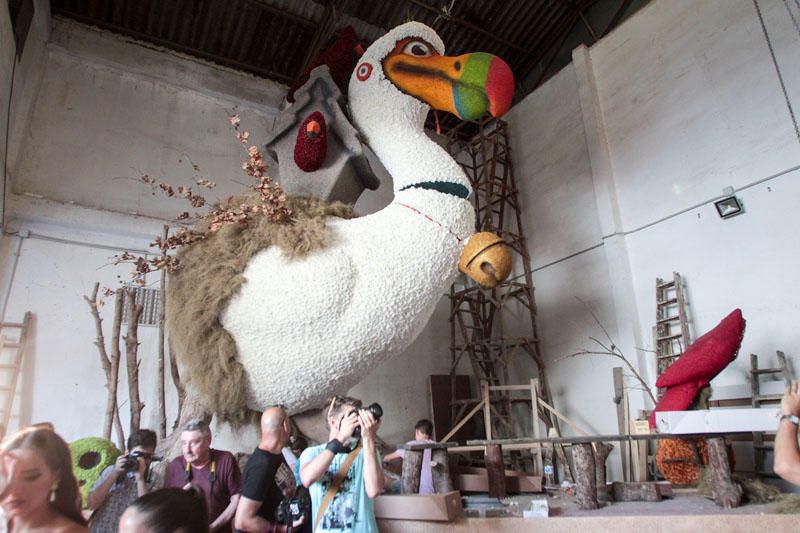 Preparación de las carrozas para la Batalla de Flores