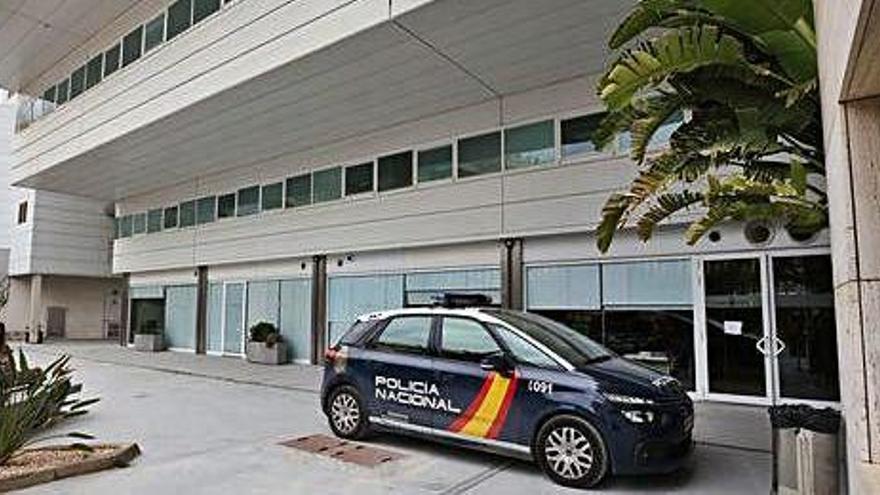 Un vehículo policial, en una imagen de archivo de los juzgados provisionales de lo Penal en el Consell.