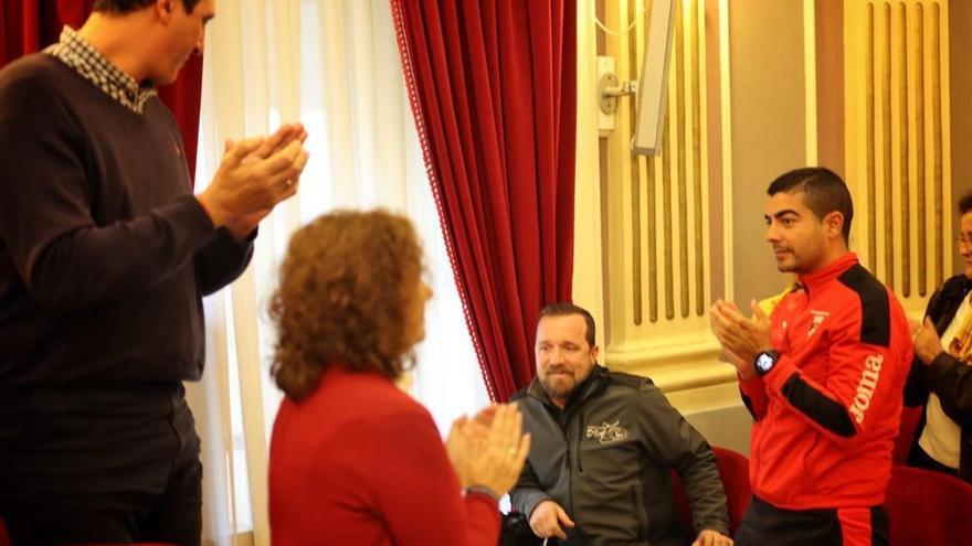 Emotivo aplauso en el pleno del Ayuntamiento de Badajoz en recuerdo del pequeño Víctor Díaz