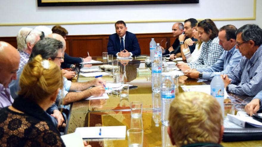 Un momento de una de las reuniones que ha mantenido el alcalde de Santa Cruz con vecinos de Cabo Llanos.