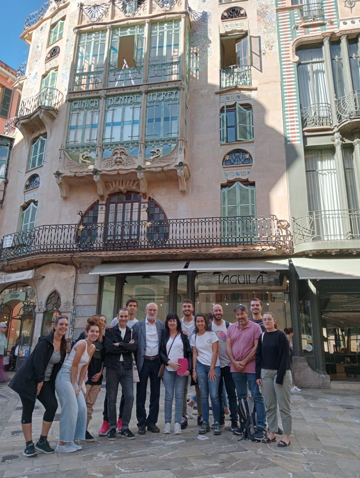 Josep Forteza Rei ante el edificio con un grupo de estudiantes de Geografía