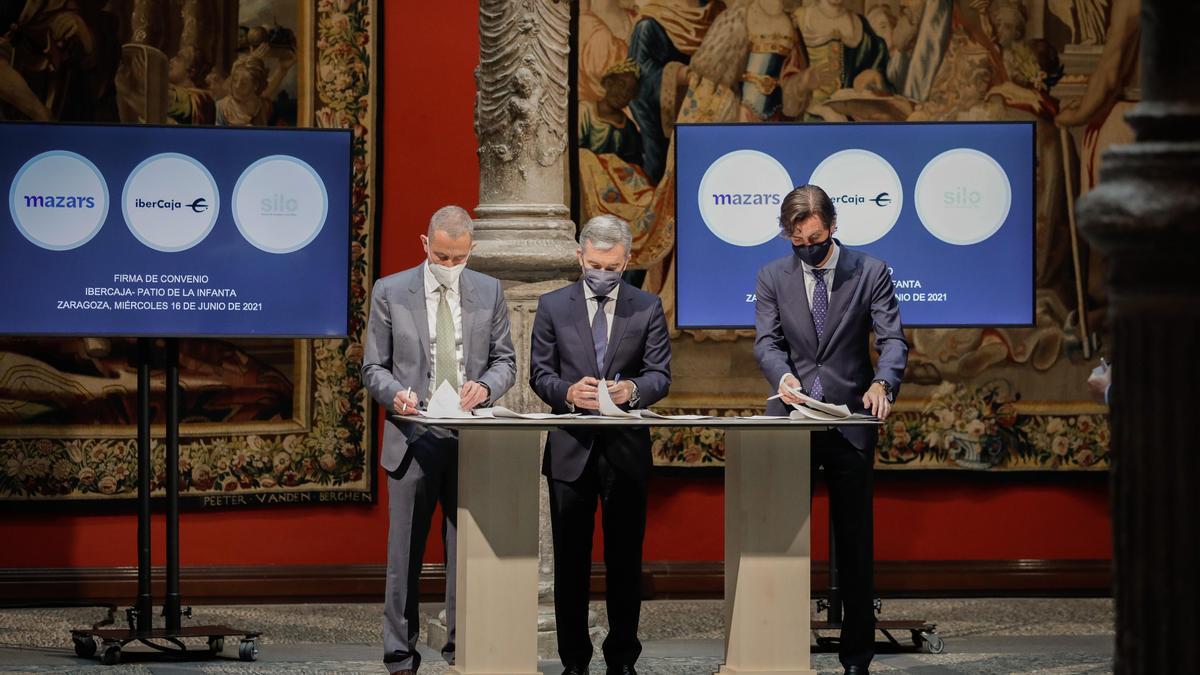  Antoni Bover, presidente de Mazars España; Víctor Iglesias, consejero delegado de Ibercaja Banco, y Antonio López, consejero delegado de Silo firman el convenio.