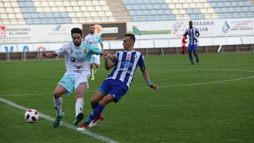 Carlos Felipe trata de superar a Txiki en el partido de ayer.