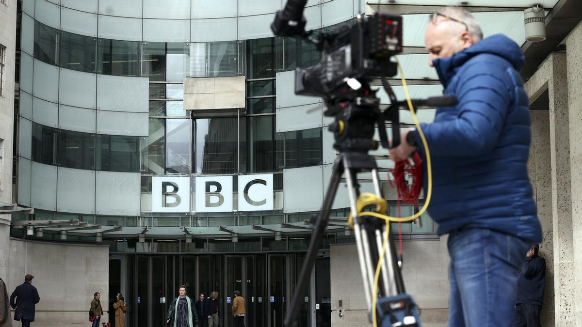 El escándalo sexual que ha sacudido a un presentador estrella de la BBC, en 5 claves.
